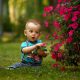 niño en el jardín